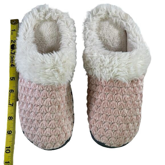 Isotoner Slippers Women Size 7.5 Pink White Popcorn Chenille Faux Fur Slip Ons - Picture 10 of 10